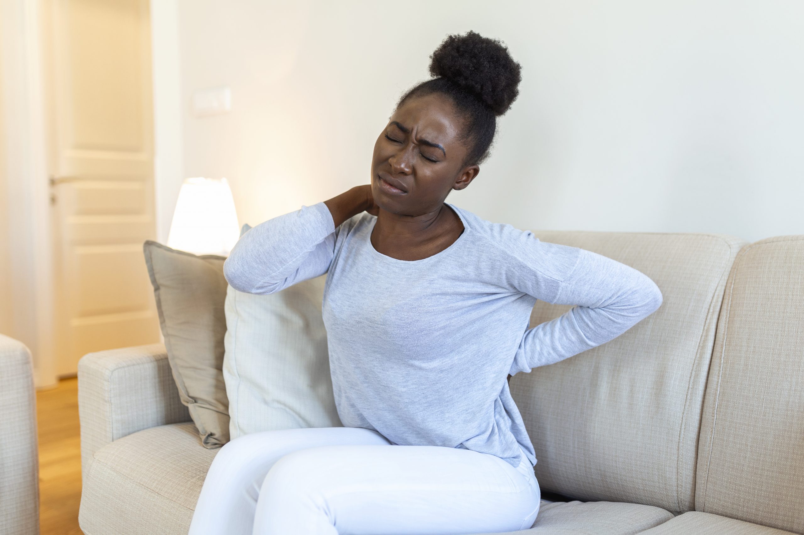 jeune femme noire souffrant maux de dos